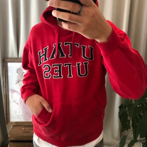 Utah Utes Vintage - Utah Utes Vintage Hoodie. Person på bilden är 189cm, hör av dig om du har några frågor eller vill ha fler bilder/mått på plaggen ❤️‍🔥