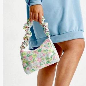 Blommig väska - Säljer min supersöta väska från asos! Använt endast en gång och i mycket bra skick💞