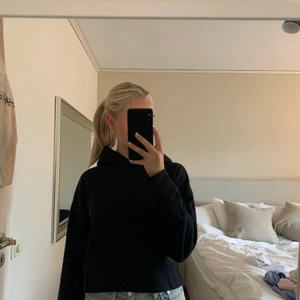 Zara Hoodie - Snygg hoodie från zara. Den är lite kortare i modellen och slutar vid en perfekt längd. Skriv om du är intresserad!💗💗💗