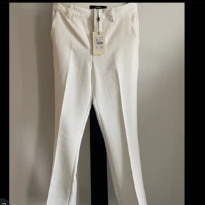 Kostymbyxor från Bik Bok - Oanvända Kostymbyxor från bok bok i storlek 34. Köparen står för frakten