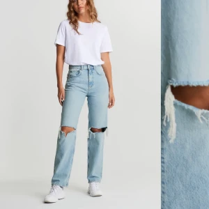 Gina Tricot jeans - Det står att det är storlek 38 men jag tror att ska vara en 34. Har tittat på ginas storleks guide och det ska nog vara en 34 enligt alla mått jag tagit så strunta i att det står 38. Innerbensmåttet är 76-77cm ish och midjemåttet är 64-66 cm. 350kr + frakt.