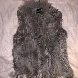 Pälsväst - Snygg pälsväst med äkta rävpäls, pris kan diskuteras vid snabb affär.