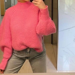 LXA stickad tröja  - Säljer denna stickade tröja från LXA. Den är så oerhört fin och mysig, men säljer eftersom jag själv tkr den är lite lång på mig som är 160 cm (smaksak). Dessa tröjor upplever jag är väldigt oversized, då jag som vanligtvis är en xs/s fick ta xxs i denna. Hör av er om bilder eller frågor. Köparen står för frakten!💖