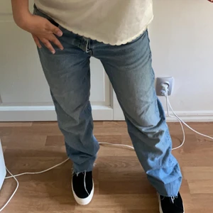 Mid Rise jeans  - Säljer dessa sjukt snygga midrise jeans, de är tyvärr lite långa trots att jag klippt dem! Passar till er som är 1,60+🤍