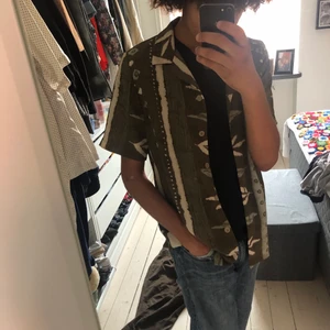 Asfet hawaiiskjorta  - Riktigt fet hawaiiskjorta!! Finns inga defekter (: Sitter som en M-L! Möts i Malmö och tar Swish. Står ej för frakt eller fraktens slarv!(:
