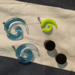 Piercing smycken fejk töjningar örhängen - De flesta passar till vanliga örhängen och deras hål utom piercingen. Tror den mindre är 1.2 den stora är av glas och är 2.0. Pris varierar men generellt 40 kr/paret  Blå SÅLDA 