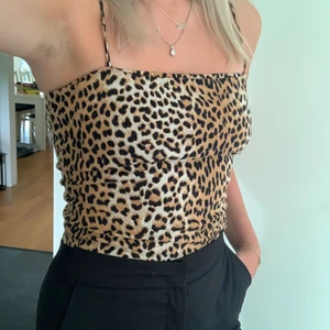 Rakt linne leopard  - Snyggt linne i kortare modell med rak skärning. Dubbelt vadderad över byst. Mycket fint skick