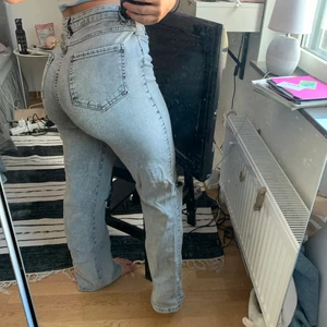 Jeans med hål  - Säljer ett par perfketa jeans från madlady storlek S, säljer pga att ja har 2 lika dana!