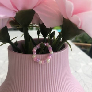 Ringar - Säljer dessa handgjorda ringar för 5kr/st. Kan även göra anpassade ringar efter vilken färg man vill ha men då kostar det 2kr mer per ring. Det är elastiskt band vilket gör att man enkelt kan ta av och på ringarna.