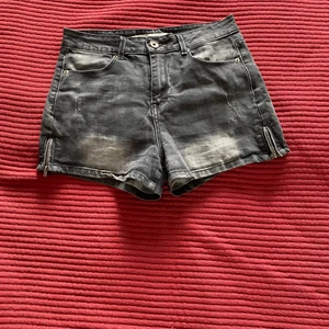  Shorts - Använt 1 gång men dem är väldigt fina! 