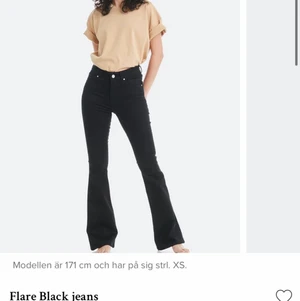 utsvängda jeans storlek M - Har använt byxor 3 gånger 