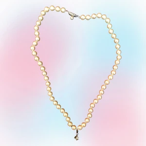 Halsband  - Jättegulligt pärlhalsband 💞 Följ oss på instagram och kommentera för att få fri frakt 🍬