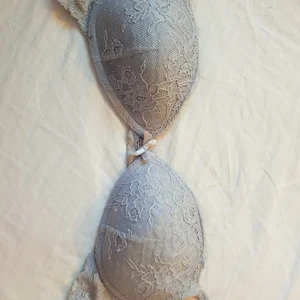 Grå spets-bh - Grå BH med spetsmönster  B-kupa