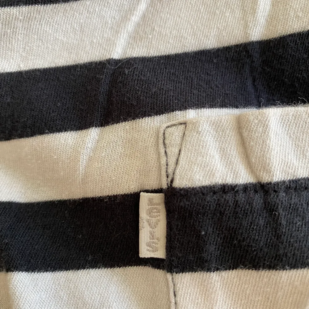 Långärmad vit och svartrandiga tröja från Levi’s, superskönt material! St XL för en snygg oversize fit 💛. Tröjor & Koftor.