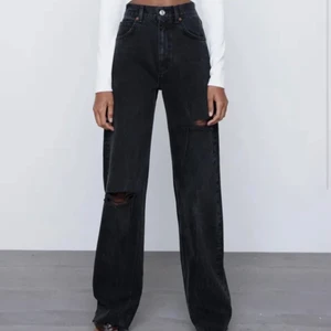 ZARA FULL LENGTH RIPPED JEANS - Superfina zara jeans som är slutsålda på hemsidan. Endast använda två gånger så inga tecken på användning. Modellen är full length alltså är dom långa i benen 💕