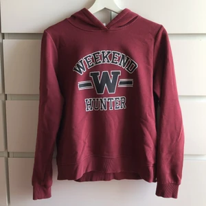 Vinröd hoodie - Hoodie från Gina. Storlek M