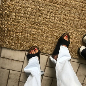 Zara jeans  - Säljer dessa skitsnygga jeans i storlek 40 från zara🙌🏼 säljer pga för stora för mig som vanligtvis 36/38 , men skulle säga att de passar 38 också🥰  är 1,68 cm lång . Jätte fint skick, som nya💘😋