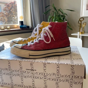 Converse X JW Anderson - Jag säljer nu mina JW Anderson converse som jag köpte här på plick. De är tyvärr lite för stora för mig men de är super snygga! Använd fåtal gånger och köparen betalar för frakten