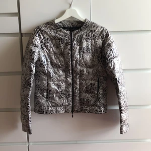 Dunjacka - Tunn dunjacka i leopardmönster. Storlek S/36