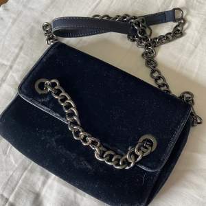 Mörkblå väska i sammet från zara. Nyskick!💕 Nypris: ca 300 kr
