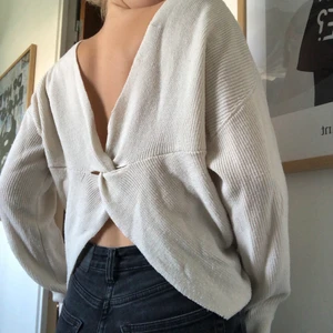 Stickad ljus tröja från mango - Sötaste stickade tröjan från mango med en fin öppning där bak, färgen är ljusbeige och passar perfekt nu till sommaren och hösten! Storlek M men passar mig som oftast är XS och S (dvs lite mindre i storlek). Gott skick, säljer pga att den inte kommer till så mycket användning längre😇