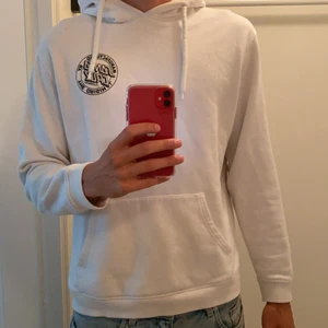 SANTA Cruz hoodie vit - En vit hoodie från SANTA Cruz i storlek M, men passar även bra som L. Använt ett par gånger men är i bra skick. Jag är 1.90.
