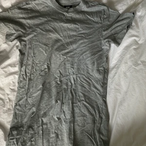 Nike tshirtklänning - Basic Nike tshirtklänning från junkyard som knappt använts. Klänningen slutar på typ halva låret på mig som är 164cm lång