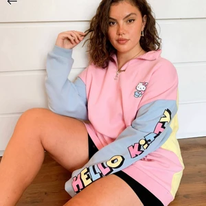 New girl order hoodie  - Säljer favorithoodien då den bara använts två gånger och bara hänger på en galge just nu 🥺 inköpt för 700 kr! 