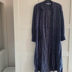 Klänning, strl 38  - Säljer min klänning från & Other stories, den är superfin och går att både klä upp och klä ner. Pris: 250kr