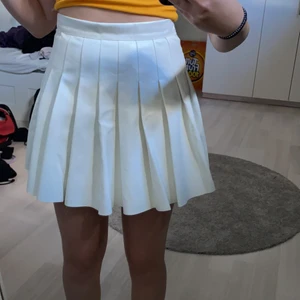 Vit tenniskjol  - Vit tränniskjol, oanvänd, bra kvalitet, Shein, xs 