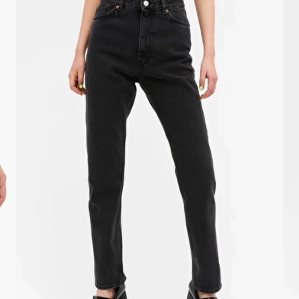 Jätte fina jeans ifrån monki i storlek 29 säljer då dom börjat bli för korta på mig tyvärr. Jag är 176 lång, sitter jätte fint på.. Jeans & Byxor.