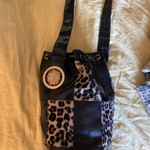 Exklusiv Väska - Jättefin väska, blandat material med lack, o leopard mönster och ormskinnsmönster. Den är runt i botten och är extremt fin!  vet tyvärr inte vart den kommer ifrån. lite sliten på insidan av bandet men annars ganska bra skick.