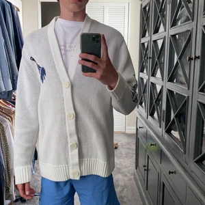 Weekday cardigan helt ny  - Köpte denna feta cardigan på weekday men har aldrig använt den pga den är för stor (den är storlek M). Köpt för 800kr 