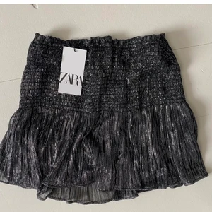 glittrig metallic zara kjolar  - !De två första bilderna är lånade, den sista från hemsidan!💙 Jag säljer min snygga zara kjol som jag köpte för ett tag sen, oanvänd, som ny! Nypris: 399 , BUDA FRÅN 100 I KOMMENTARERNA! Storlek XS men den e väldigt stretchig så skulle också passa s-m. :) Öka bud med minst 10kr!