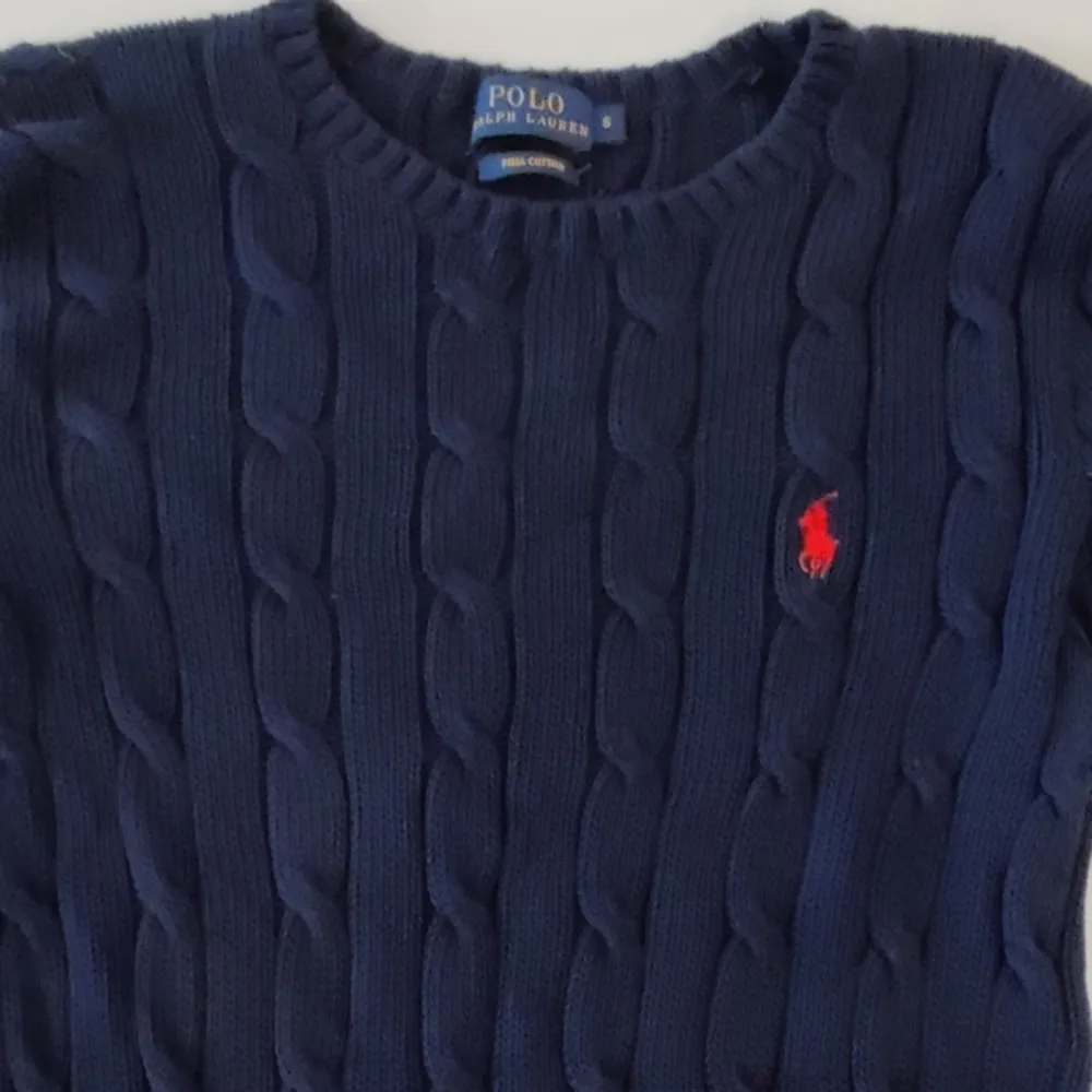 Superfin navyblå kabelstickad tröja från Ralph Lauren i storlek S. Skicket är mycket fint. . Stickat.