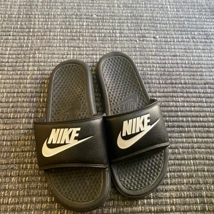 Tofflor - Tofflor från Nike i stl 40, mer som 39 dock! Inte använda särskilt många gånger, alltså i fint skick 💕 köparen står för frakten på 63:- 