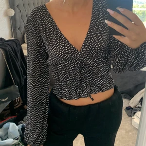 Prickig topp - Säljer denna prickiga topp från Zara i storlek S, använd endast ett fåtal gånger! 🤍