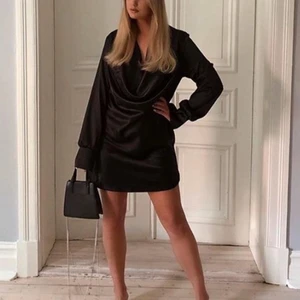 Sidenklänning från Nelly - Oanvänd sidenklänning från Nelly, strl S. Kan skickas mot att köpare står för portokostnad.