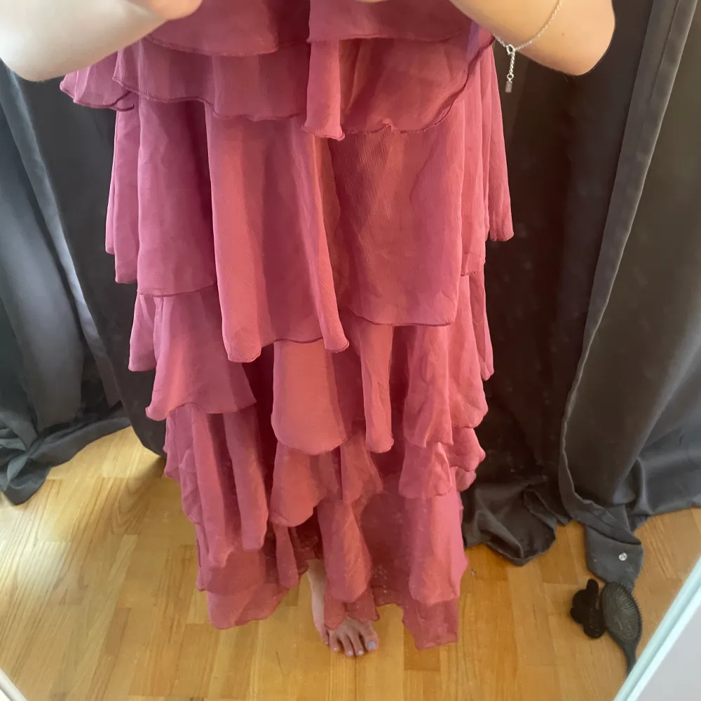super fin rosa klänning ifrån Nakd, med prislapp kvar. Hör gärna av er vid frågor 💘💞💓💕. Klänningar.