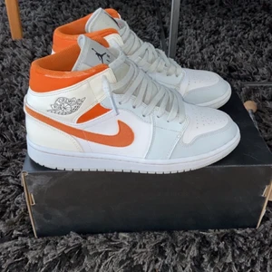 Nike air Jordan 1 mid starfish  - Skor i bra skick och bra passform. Skorna är 100% äkta och box följer med. Nypris 1800kr. 