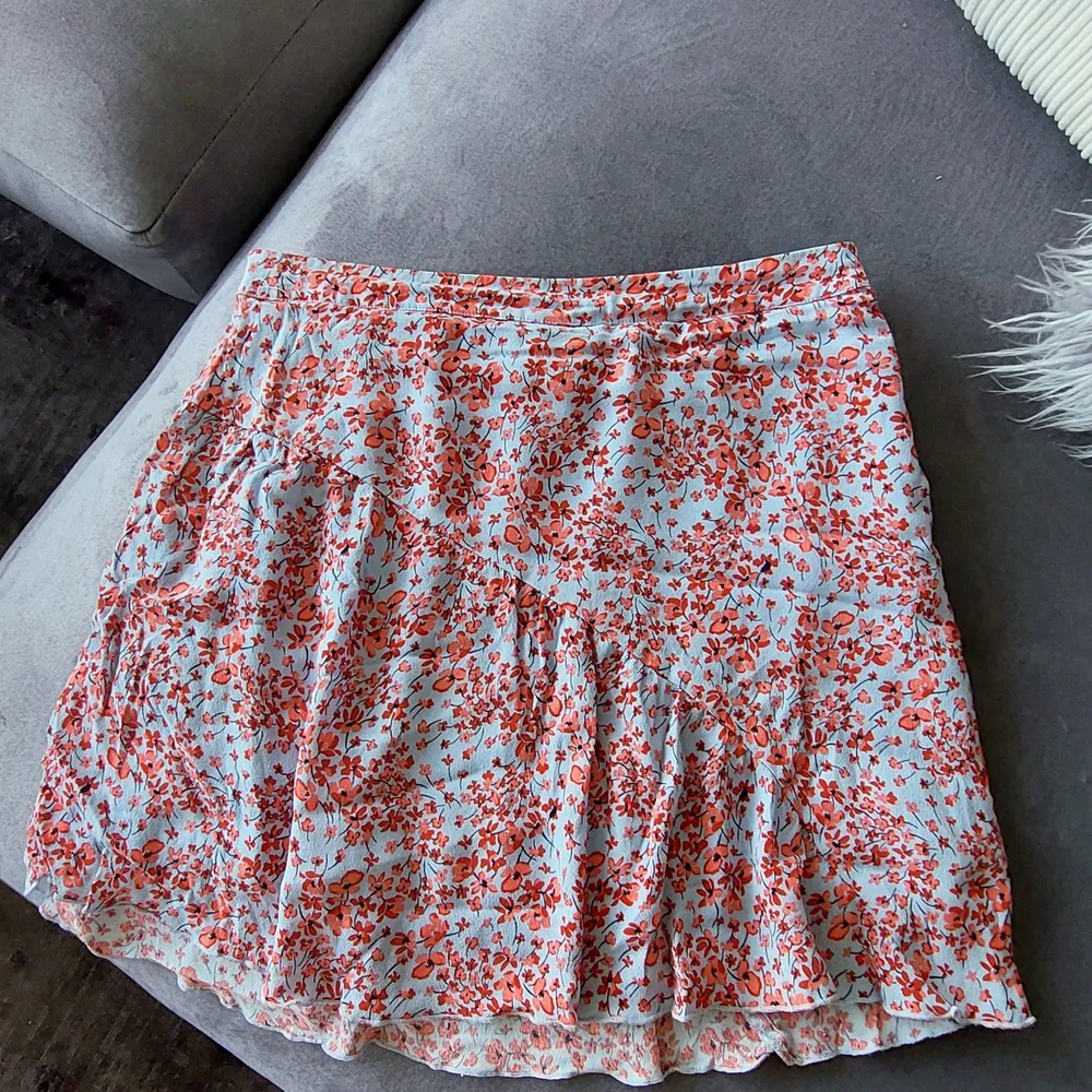 En superfin kort blommig kjol från H&M. Storlek: S/M. Frakt tillkommer🌸DM vid frågor.. Kjolar.