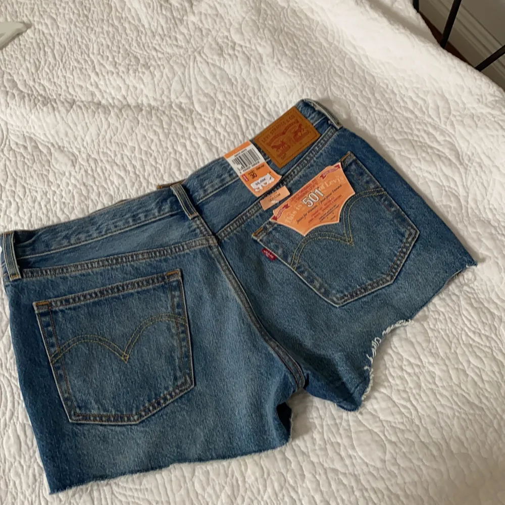 Ett par Levis shorts i modellen 501. Aldrig använda och prislappen är kvar (nypris ca 550kr). W30 i storlek.. Shorts.