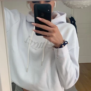 Vit hoodie - Säljer min vita hoodie från bohoo, fint skick då jag knappt använt den. 