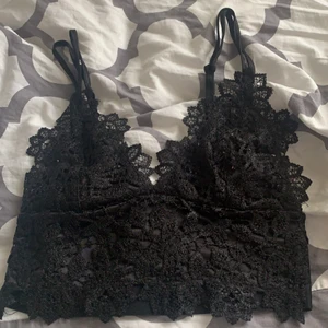 Topp - En fin svart topp ifrån bikbok men som inte kommer till användning