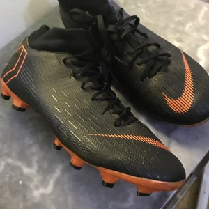 Nike fotbollsskor  - Säljer fina fotbollskor i fint skick dom är knappt använd, den kan passa 37-38.för mer info kan ni bara skicka.😊