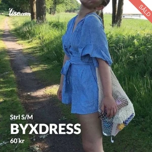 Jumpsuit  - Inte mina bilder! Köpte den på Tise för ett tag sen och den passade tyvärr inte. Den sitter lite tightare vid bysten men annars passar den typ s/m. Den är köpt på någon vintage butik i london, det står ingen storlek Skriv om fler bilder skulle behövas, om fler är intresserade blir det budgivning 💕 spårbar frakt 66kr 