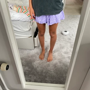 Byxkjol - Jättefin kjol med shorts under från zara. Den har shorts under volangen, så det ser ut som en kjol.  Köpare står för frakt