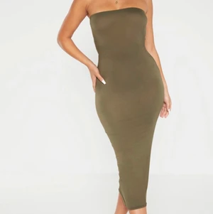 	Bandeau klänning - Säljer denna super snygga off shoulder klänning som aldrig kommit till användning 🧡formar kroppen perfekt