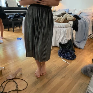 Glittrig kjol - Superfin glittrig kjol som sitter perfekt på mig som vanligtvis har XS eller S🤎🤎