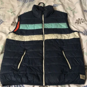 Väst  - Jack and Jones väst jacka, funkar till både tjejer och killar för dig som gillar när kläder hänger ganska baggy! 